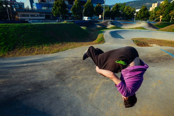 Ung Man Luften När Utför Backflip Skateparken — Stockfoto