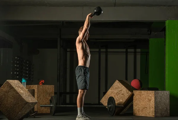 Homem Atlético Exercitando Com Kettlebell Pesado Para Treinamento Cross Fit — Fotografia de Stock