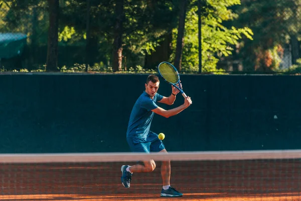 Profesionální Vybavený Hráč Mužského Tenisu Tvrdě Bít Tenisový Míček Backhand — Stock fotografie