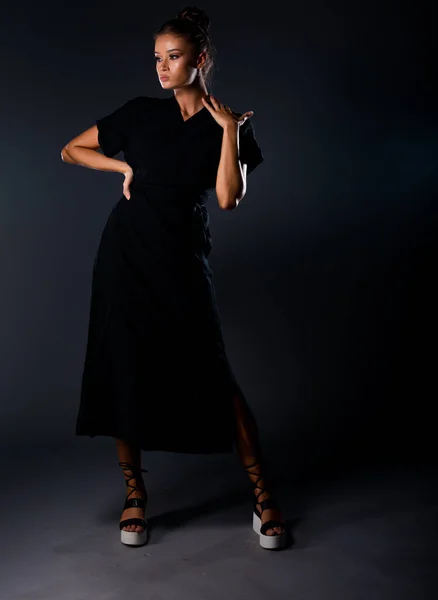 Retrato Una Atractiva Mujer Elegante Posando Sobre Fondo Oscuro —  Fotos de Stock