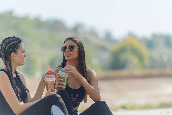 Due Ragazze Siedono Parco Mentre Prendono Una Pausa Dal Pattinaggio — Foto Stock