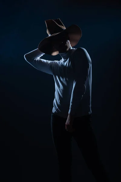 Stüdyoda Yüksek Kontrastlı Koyu Arkaplanda Poz Veren Kovboy Şapkalı Seksi — Stok fotoğraf