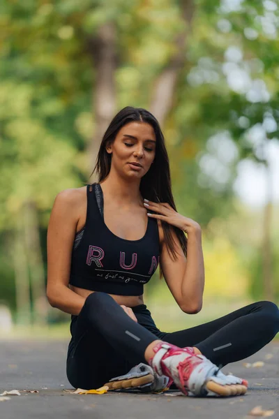 Retrato Uma Linda Mulher Caucasiana Jovem Sportswear Sentado Estrada Posando — Fotografia de Stock