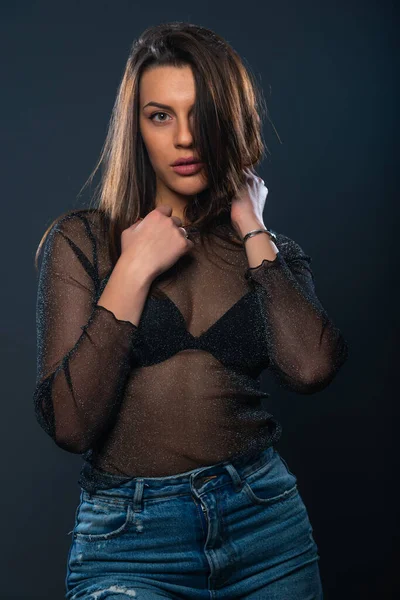 Retrato Sensual Modelo Feminino Atraente Posando Jeans Camisa Transparente Cintilante — Fotografia de Stock