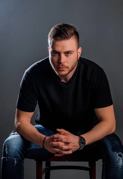 Atraente Jovem Elegante Homem Posando Shirt Preta Calças Jeans — Fotografia de Stock