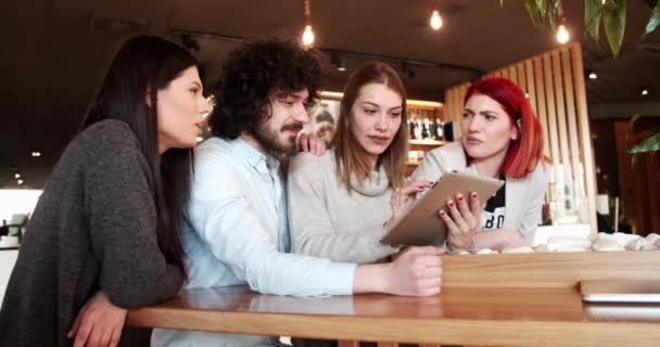 Freunde Arbeiten Ihrem Geschäft Auf Einem Tablet — Stockvideo