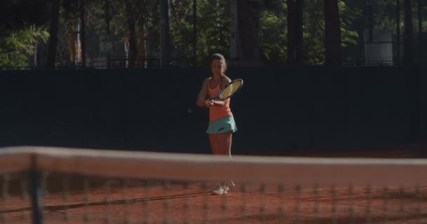 Δύο Αθλητές Που Παίζουν Τένις Την Ημέρα — Αρχείο Βίντεο