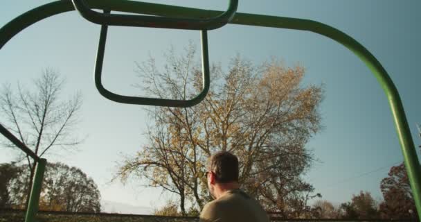 Uomo Anziano Che Sport Nel Parco Nella Giornata Sole — Video Stock