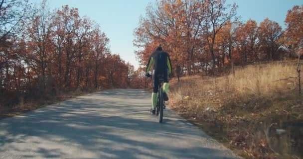 Ανώτερος Άνθρωπος Ιππασία Ποδήλατο Στους Λόφους Του Βουνού Την Ημέρα — Αρχείο Βίντεο