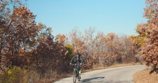 Homme Âgé Vélo Dans Les Collines Montagne Pendant Journée — Video
