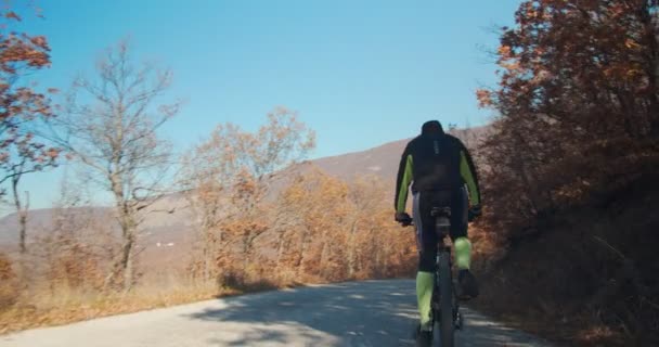 Senior Man Rida Cykel Bergen Kullar Dagtid — Stockvideo