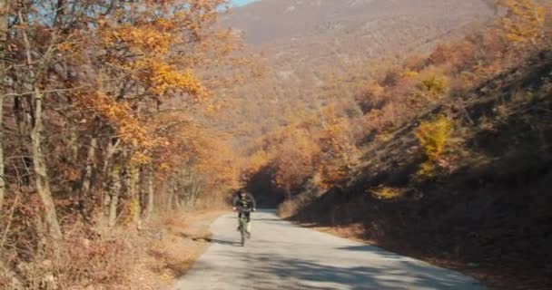 Senior Man Rida Cykel Bergen Kullar Dagtid — Stockvideo