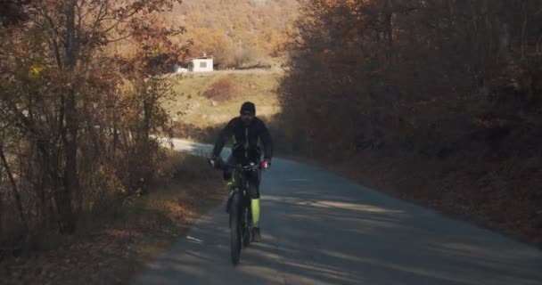 Senior Man Rida Cykel Bergen Kullar Dagtid — Stockvideo