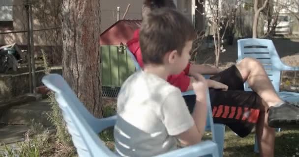 Bir Genç Bir Çocuk Oyun Oynamaya Gidiyorlar — Stok video