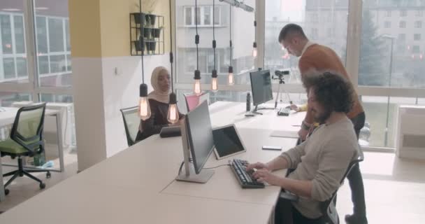 Menschen Unterschiedlicher Ethnischer Zugehörigkeit Arbeiten Einem Modernen Büro — Stockvideo