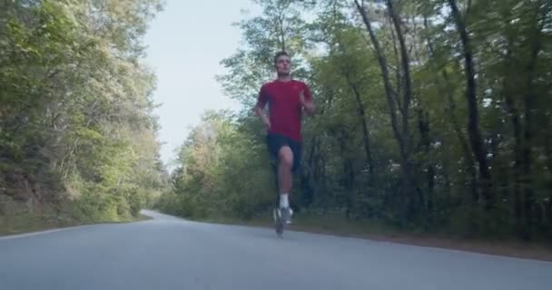 Hombre Corriendo Cámara Lenta Camino Montaña Cámara Dolly Full Shot — Vídeo de stock