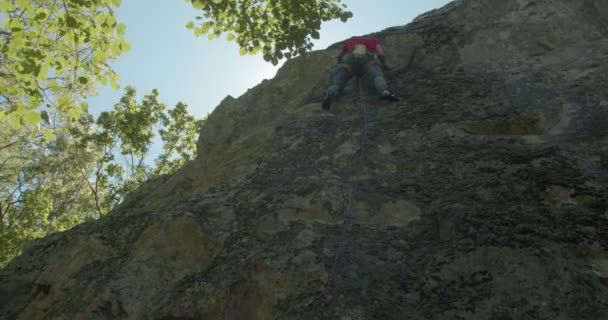 Escalador Empezando Descender Las Rocas — Vídeo de stock