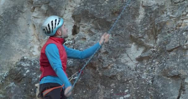 Alpinista Montanha Preparando Seu Equipamento — Vídeo de Stock