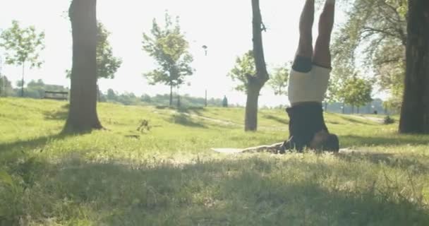 Genç Adam Sabah Parkta Amuda Kalkmaya Çalışıyor — Stok video