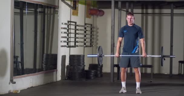 Fitness Muž Školení Crossfit Tělocvičně — Stock video