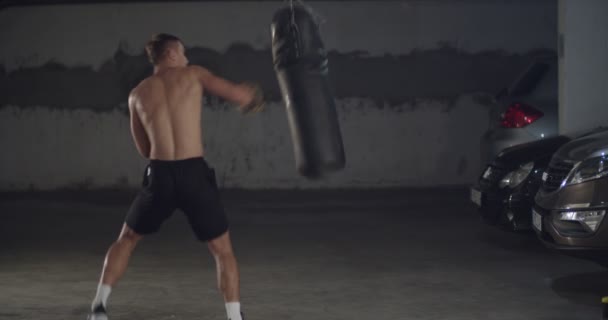 Lutador Muscular Trabalhando Com Saco Boxe — Vídeo de Stock