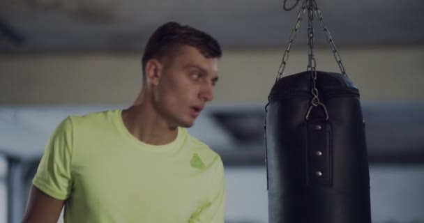 Lutador Muscular Trabalhando Com Saco Boxe — Vídeo de Stock