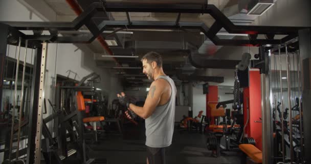 Spor Salonunda Barfiks Çeken Bir Adam — Stok video