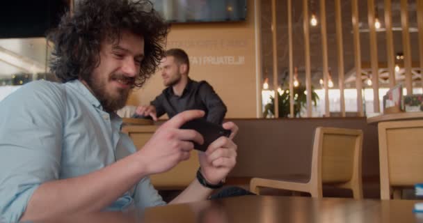 Jongeman Geniet Van Zijn Tijd Koffiebar — Stockvideo