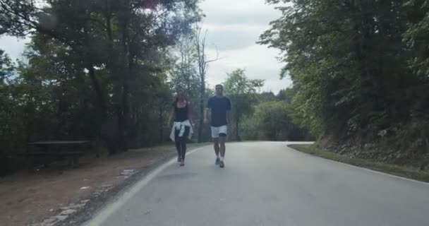 在街上跑来跑去的运动型夫妇 自然健康 — 图库视频影像