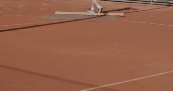 Теннисист Убирает Корт Солнечный День — стоковое видео