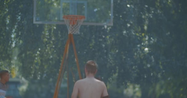 Veteran Basketspelare Studsar Och Roterar Bollen Innan Spelet — Stockvideo