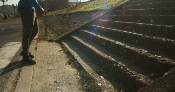 Senior Man Gör Sport Parken Solig Dag — Stockvideo