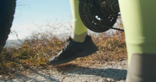 Uomo Anziano Bicicletta Sulle Colline Montagna Giorno — Video Stock