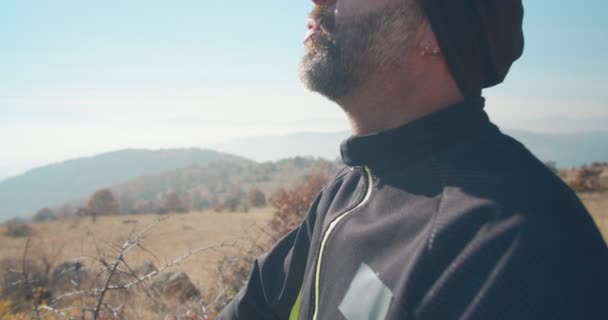 Uomo Anziano Bicicletta Sulle Colline Montagna Giorno — Video Stock