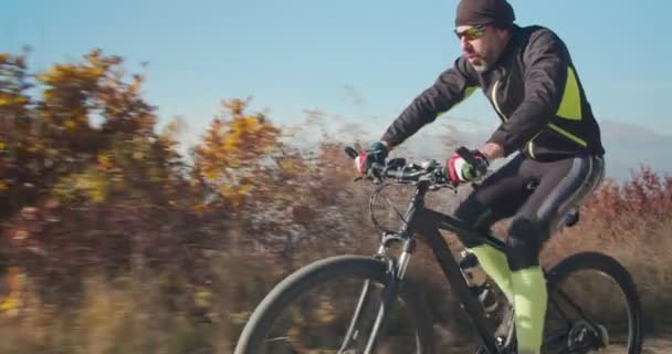 Senior Man Rida Cykel Bergen Kullar Dagtid — Stockvideo