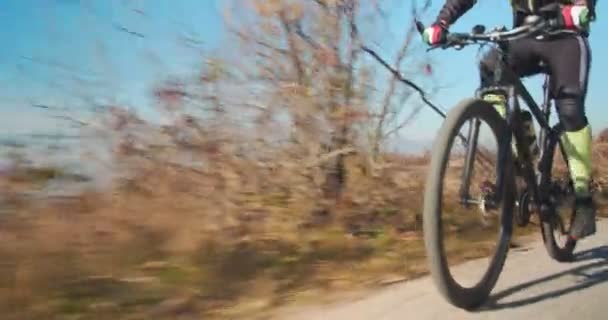 Senior Man Rida Cykel Bergen Kullar Dagtid — Stockvideo