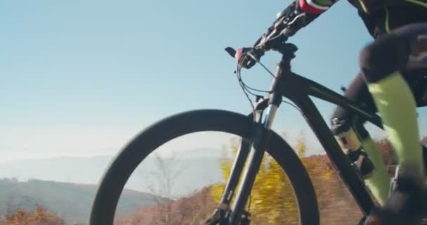 Uomo Anziano Bicicletta Sulle Colline Montagna Giorno — Video Stock