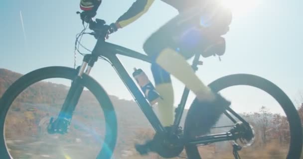 Barbat Varsta Care Merge Bicicleta Dealurile Montane Timpul Zilei — Videoclip de stoc