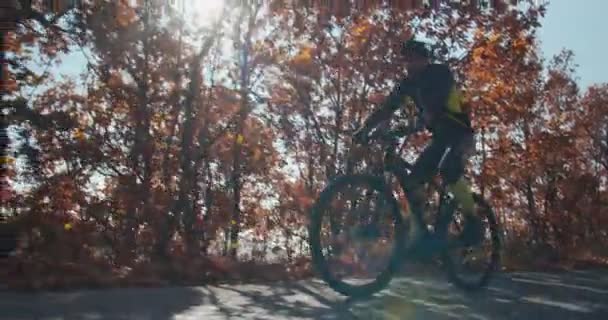 Senior Man Rida Cykel Bergen Kullar Dagtid — Stockvideo