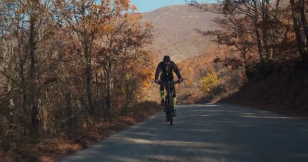 Senior Man Rida Cykel Bergen Kullar Dagtid — Stockvideo