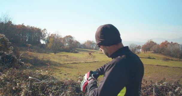 Homme Âgé Vélo Dans Les Collines Montagne Pendant Journée — Video