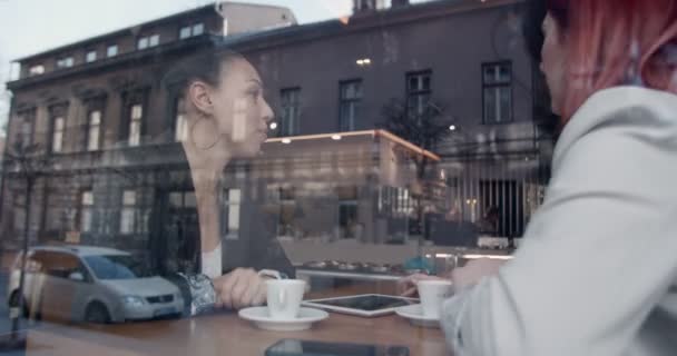 Junge Geschäftsfrauen Treffen Sich Einer Kaffeebar — Stockvideo