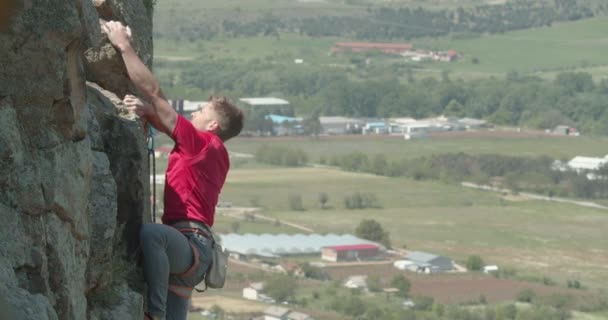 Mann Klettert Einem Sonnigen Tag Auf Die Felsen — Stockvideo