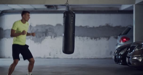 Hombre Joven Entrenando Con Saco Boxeo — Vídeo de stock
