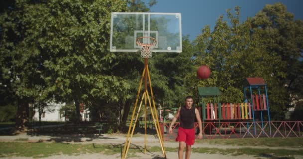 Ветеран Баскетбола Разогревается Баскетбольной Площадке Перед Игрой Замедленная Съемка — стоковое видео