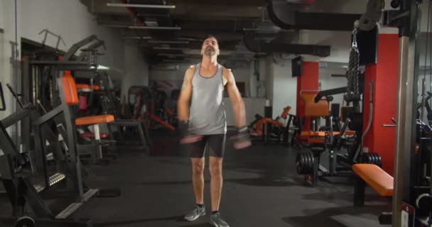 Senior Hane Gör Stretchar Inne Gymmet — Stockvideo