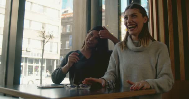 Ungt Kvindeligt Par Kaffebaren – Stock-video