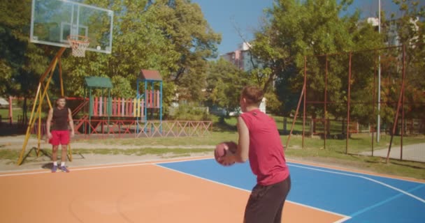 Друзі Зігріваються Баскетбольного Матчу Сонці — стокове відео