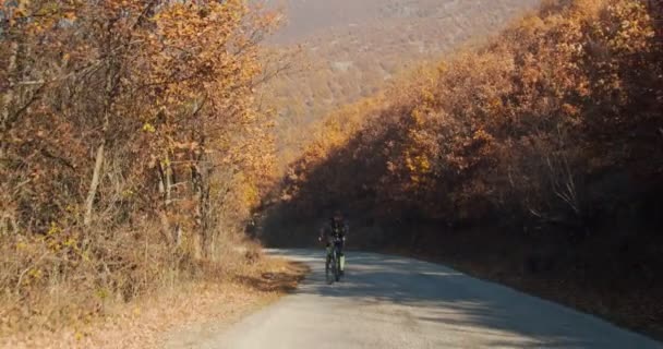 Senior Man Rida Cykel Bergen Kullar Dagtid — Stockvideo