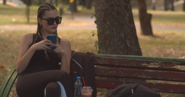 Teenager Guardando Suo Telefono Nel Parco — Video Stock